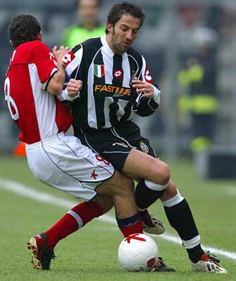 汪士钦熊猫杯首轮解围失误致丢球，末轮报复性动作染红（熊猫杯：汪士钦首战解围失误送丢球，末轮报复动作被红牌罚下）