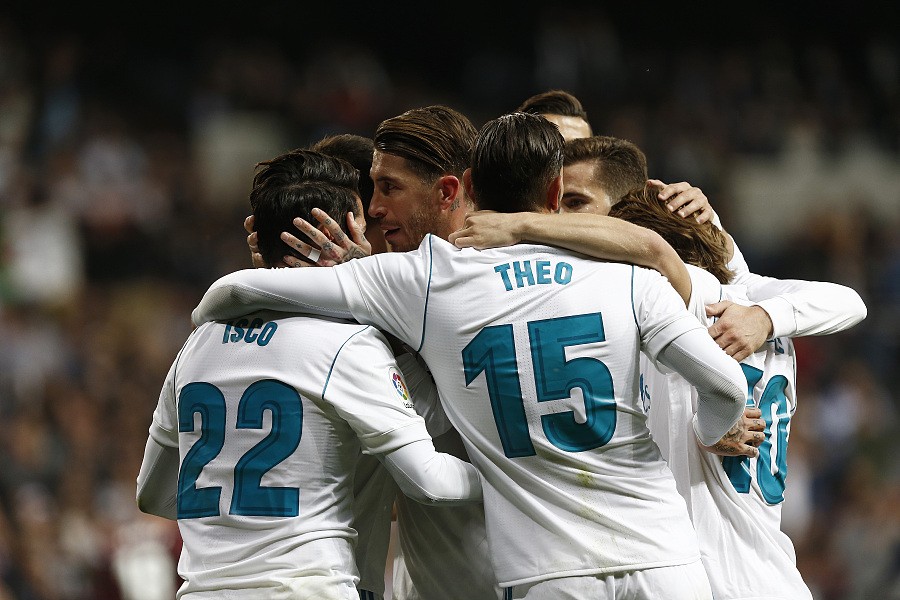 抽象！加纳乔一对一尝试假动作晃动带球过人，直接将球传给对手（离谱一幕！加纳乔单挑频做假动作欲过人，却将球直接送给对手）