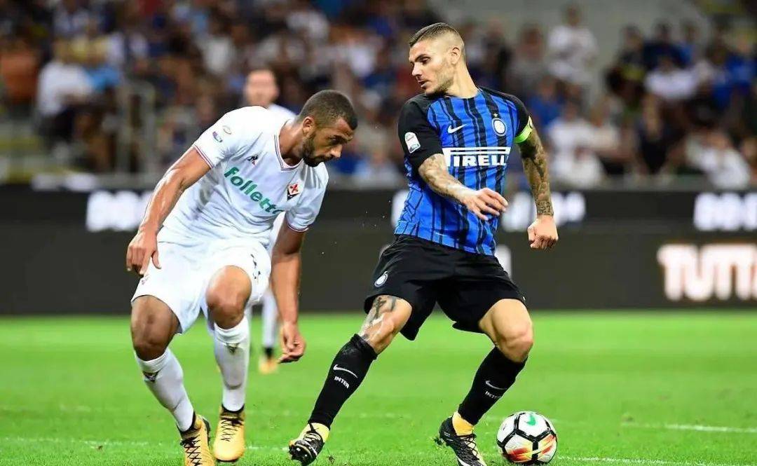 被记者问如何迅速克服伤病，刚果中场萨迪基举起圣经笑而不语（记者问他如何迅速伤愈，刚果中场萨迪基举起圣经，微笑不语）