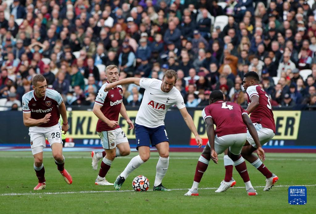 感谢俱乐部，U16国少球员身穿各自俱乐部训练服拍摄全家福