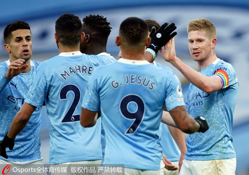 前锋远射破门，比分被重新点燃